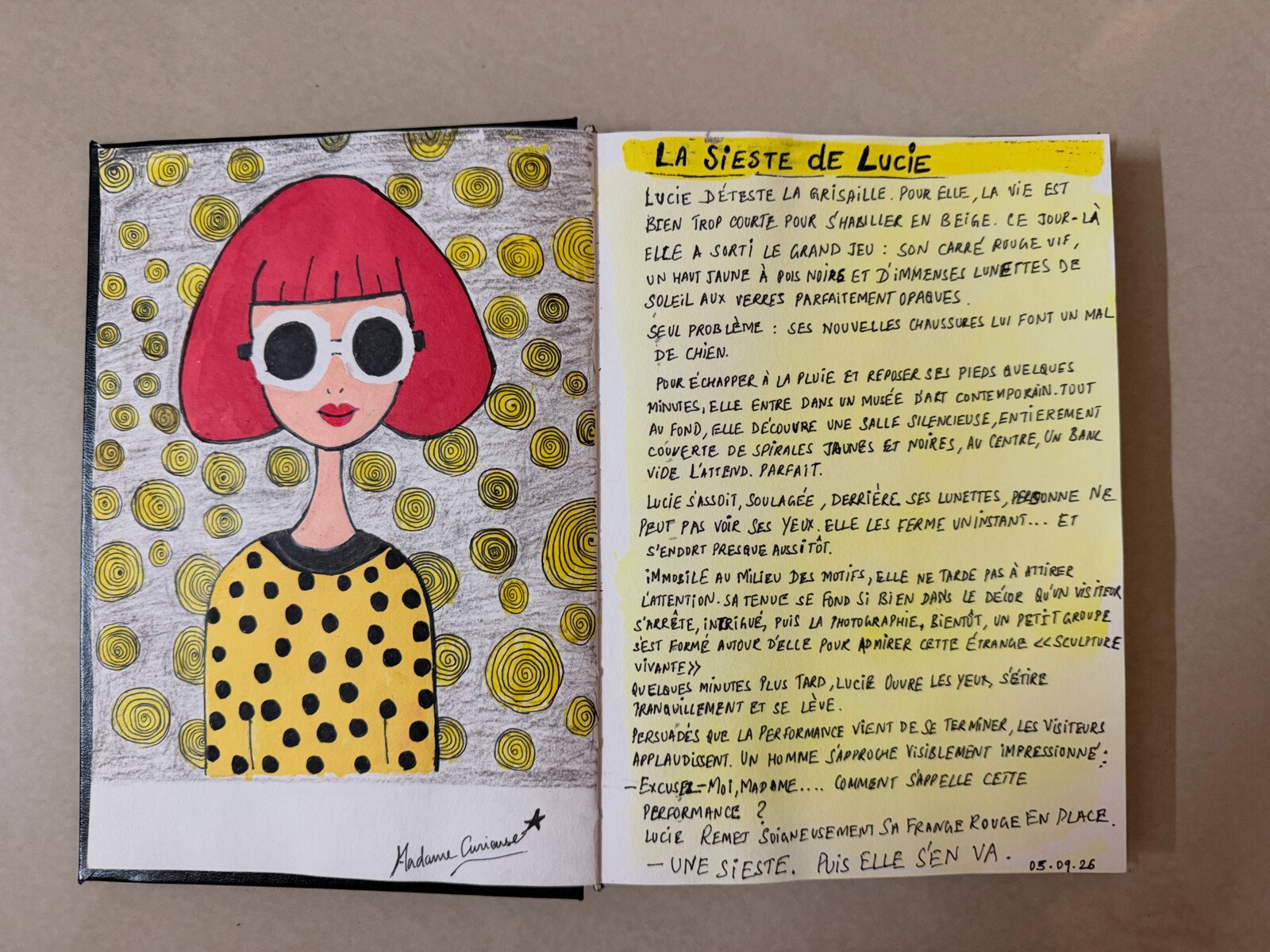 Double page du carnet de Madame Curieuse avec un dessin de Lucie à gauche et la nouvelle manuscrite en français à droite