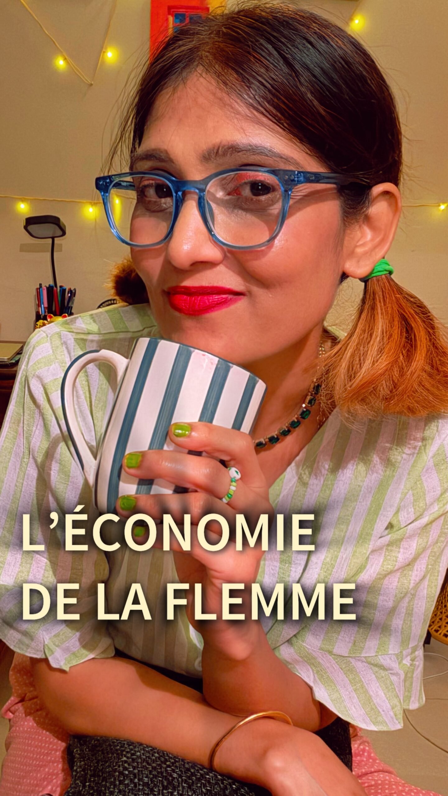 L’économie de la flemme : Ranjâni tenant une tasse